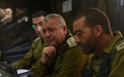 Le chef d'Etat-major Gadi Eizenkot, au centre, pendant un exercice militaire sur le plateau du Golan, le 25 août 2016. (Crédit : unité des porte-paroles de  l'armée israélienne)