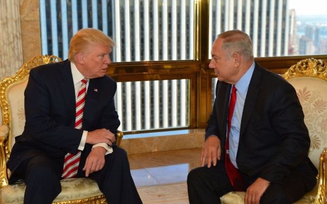 Le Premier ministre Benjamin Netanyahu et Donald Trump, alors candidat républicain à la présidentielle américaine, se rencontrent à la Trump Tower de New York, le 25 septembre 2016. (Crédit : Kobi Gideon/GPO) Le Premier ministre Benjamin Netanyahu et Donald Trump, alors candidat républicain à la présidentielle américaine, se rencontrent à la Trump Tower de New York, le 25 septembre 2016. (Crédit : Kobi Gideon/GPO)