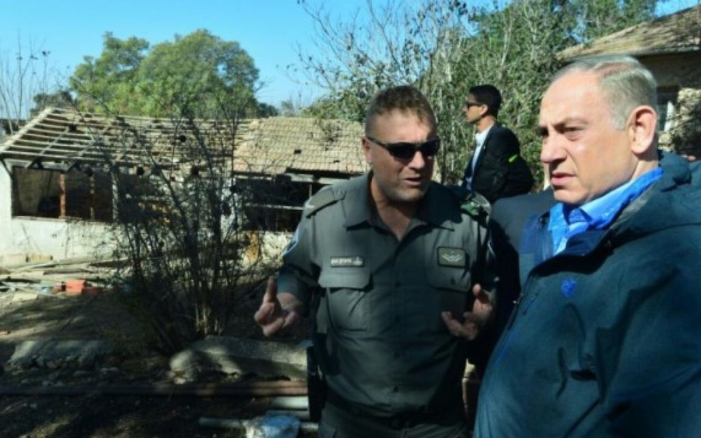 Benjamin Netanyahu à Beit Meir, dans les collines de Jérusalem, après qu'un incendie ait balayé la communauté, le 25 novembre 2016. (Crédit : Kobi Gideon/GPO)