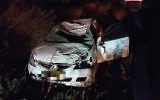Une voiture abîmée après une collision avec un cheval dans le centre de la Cisjordanie, qui a fait deux morts, le 28 novembre 2016. (Crédit : Magen David Adom)
