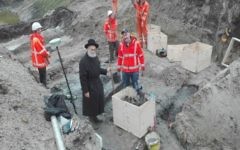 Le grand rabbin néerlandais Binyomin Jacobs supervise l'extraction des restes humains de l'ancien cimetière juif de Winschoten aux Pays-Bas le 6 novembre 2016. (Crédit : autorisation Rabbin Binyomin Jacobs via JTA)