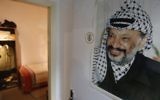 Portrait de l'ancien dirigeant palestinien Yasser Arafat, accroché à la porte d'une reconstitution du lieu où il a vécu ses dernières années, au nouveau musée Arafat de Ramallah, en Cisjordanie, le 9 novembre 2016. (Crédits : Abbas Momani/AFP)