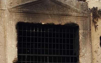 Détail de la tombe du roi Josaphat, vallée du Cédron, Jérusalem, après un incendie présumé, le 14 novembre 2016. (Crédit : Assaf Avraham, autorité de la nature et des parcs)