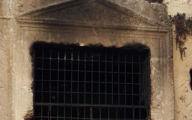 Détail de la tombe du roi Josaphat, vallée du Cédron, Jérusalem, après un incendie présumé, le 14 novembre 2016. (Crédit : Assaf Avraham, autorité de la nature et des parcs) Détail de la tombe du roi Josaphat, vallée du Cédron, Jérusalem, après un incendie présumé, le 14 novembre 2016. (Crédit : Assaf Avraham, autorité de la nature et des parcs)