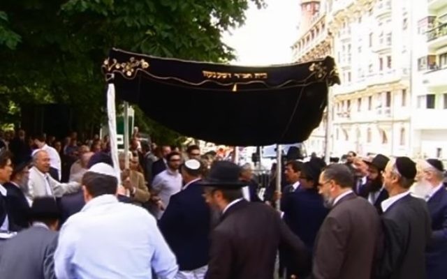 Des juifs de Genève, en Suisse, célèbrent la réception d'un nouveau rouleau de Torah, en 2011. (Crédit : capture d'écran YouTube)