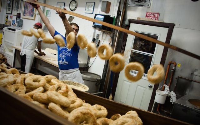 Les bagels de Montréal, comme ceux du légendaire magasin St. Viateur Bagel, sont un plus si vous pensez déménager au Canada. (Crédit : Creative Commons) Les bagels de Montréal, comme ceux du légendaire magasin St. Viateur Bagel, sont un plus si vous pensez déménager au Canada. (Crédit : Creative Commons)