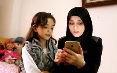Bana Alabed et sa mère tweetant de la Syrie déchirée par la guerre, le 7 octobre 2016 (Crédit : Capture d'écran YouTube).