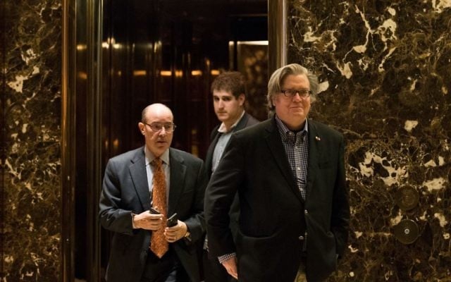 Stephen Bannon, à droite, dans le hall de la Trump Tower à New York, le 11 novembre 2016. (Crédit : Drew Angerer/Getty Images via JTA) Stephen Bannon, à droite, dans le hall de la Trump Tower à New York, le 11 novembre 2016. (Crédit : Drew Angerer/Getty Images via JTA)
