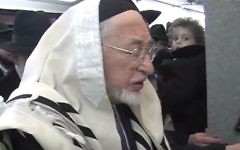 Le rabbin Ben Zion Shenker, qui a composé plus de 500 mélodies hassidiques. (Crédit : capture d'écran YouTube/artzyshmartzy)