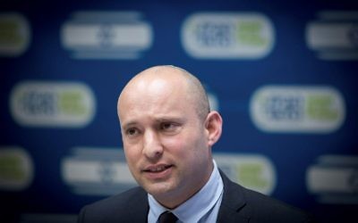 Naftali Bennett, président du parti HaBayit Hayehudi, pendant une réunion avec ses députés à la Knesset, le 7 novembre 2016. (Crédit : Miriam Alster/Flash90)