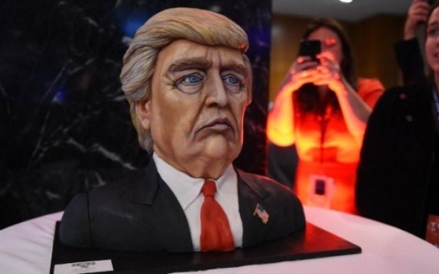 Un gâteau à l’effigie du candidat républicain Donald Trump exposé la nuit de l'élection au Hilton Midtown de New York, le 8 novembre 2016. (Crédits : AFP/Timothy A. Clary) Un gâteau à l’effigie du candidat républicain Donald Trump exposé la nuit de l'élection au Hilton Midtown de New York, le 8 novembre 2016. (Crédits : AFP/Timothy A. Clary)