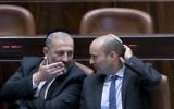 Le ministre de l'Intérieur Aryeh Deri, à gauche, et le ministre de l'Éducation Naftali Bennett à la Knesset, le 31 octobre 2016. (Crédit : Yonatan Sindel/Flash90)