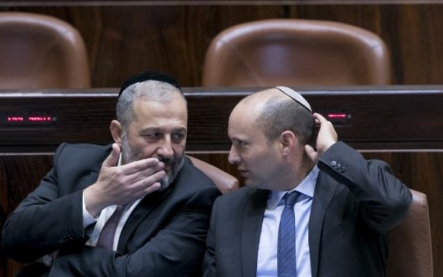 Le ministre de l'Intérieur Aryeh Deri, à gauche, et le ministre de l'Éducation Naftali Bennett à la Knesset, le 31 octobre 2016. (Crédit : Yonatan Sindel/Flash90)