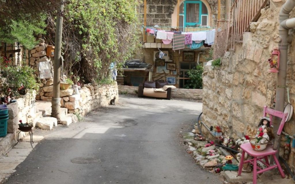 La rue HaHayot d'Ein Kerem. La population arabe du quartier a fui pendant la guerre d'Indépendance, et le gouvernement israélien y a installé des immigrants venus d'Irak, du Yémen et du Maroc. (Crédit : Shmuel Bar-Am)