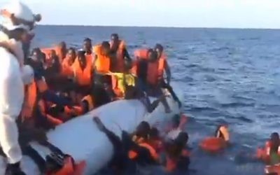 Des migrants qui ne peuvent pas nager tombent à la mer pendant une opération de sauvetage en Méditerranée, en novembre 2016. Illustration. (Crédit : capture d'écran Deuxième chaîne)