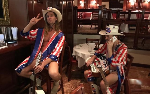 Robert Burck, également surnommé le Naked Cowboy (à gauche), et Robert Coffman au bar du Trump Grill de la Trump Tower le jour de l'élection présidentielle américaine, le 8 novembre 2016. (Crédit : Eric Cortellessa/Times of Israel)