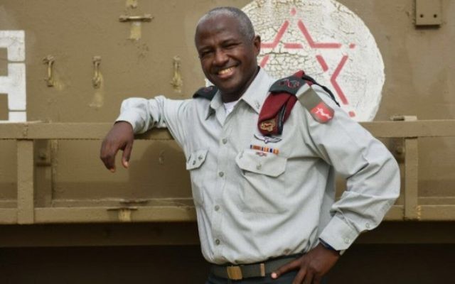 Le lieutenant colonel Avraham Yitzchak, qui prendra la direction du service médical deviendra le premier colonel de l'armée israélienne de la communauté éthiopienne. (Crédit : porte-parole de l'armée)