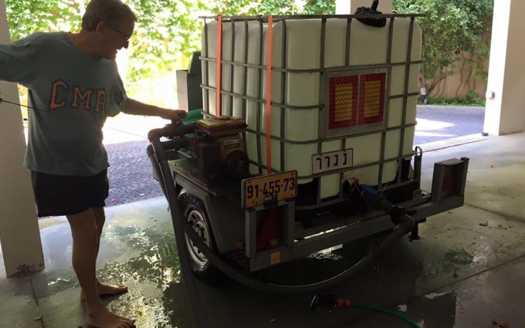 Eli Fruchter, lors de changement d'eau hebdomadaire. (Crédit : Facebook/Eli's 10,000 Gallon Reef Aquarium)
