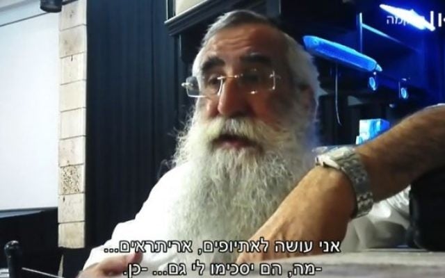 Le rabbin Eliyahu Asulin, mohel certifié, s'adresse à un journaliste sous couverture et déclare qu'il faut s'entraîner sur les bébés des familles défavorisées. (Crédit : capture d'écran Israeli Public Broadcasting Corporation) Le rabbin Eliyahu Asulin, mohel certifié, s'adresse à un journaliste sous couverture et déclare qu'il faut s'entraîner sur les bébés des familles défavorisées. (Crédit : capture d'écran Israeli Public Broadcasting Corporation)