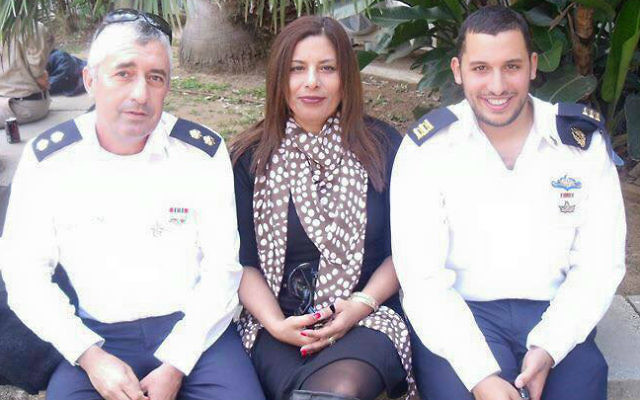 Asher et Irit Shahar, avec leur fils Omri, avant la mort d'Omri en juin 2012. (Crédit : autorisation)