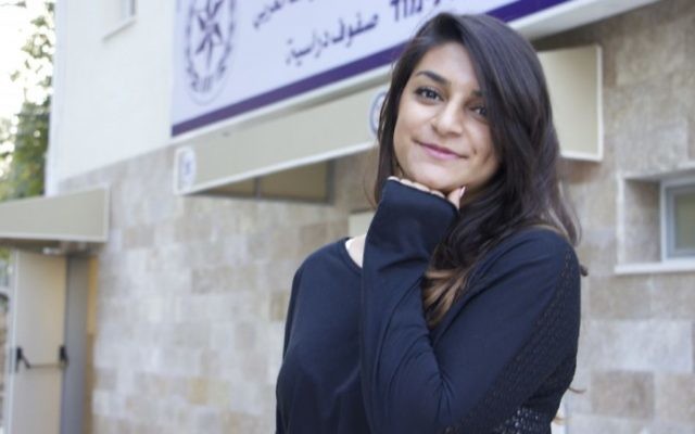 Katarina Abu Akell, une arabe chrétienne de 20 ans, originaire de Kfar Yasif, fait partie des centaines de jeunes arabes qui ont répondu présent à l'appel de la police israélienne, les encourageant à rejoindre leurs rangs, depuis septembre 2016. (Crédits : Dov Lieber/Times of israel)