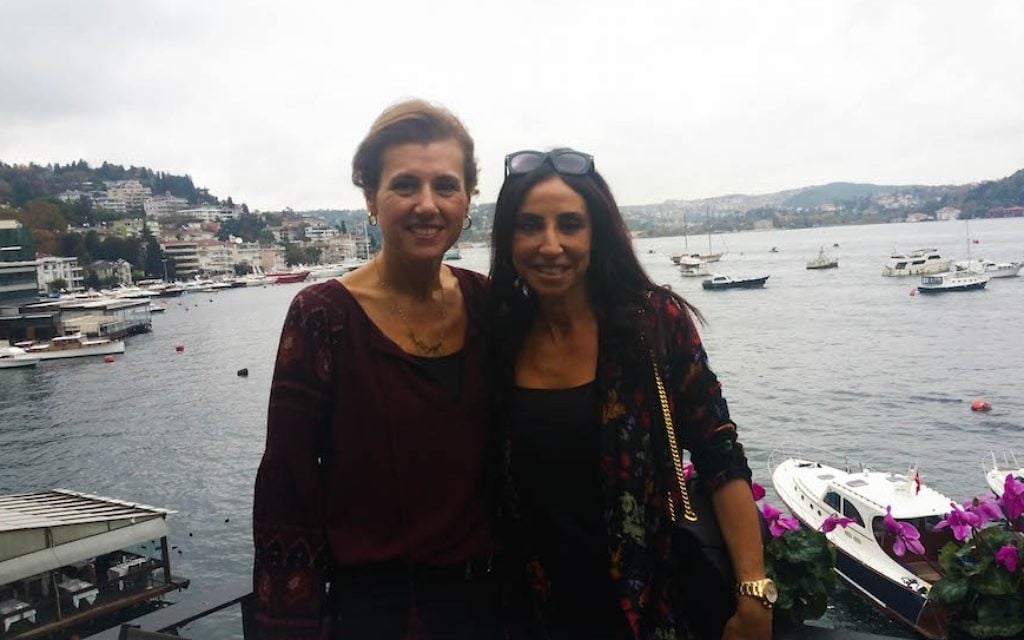Betty (gauche) et son amie Suzette, deux femmes d'affaires turques dans un café d'Istanbul, le 4 novembre 2016. Les patronymes sont gardés secrets, à la demandée des interviewées, pour ds raisons de sécurité. (Crédit : Cnaan Liphshiz/JTA)