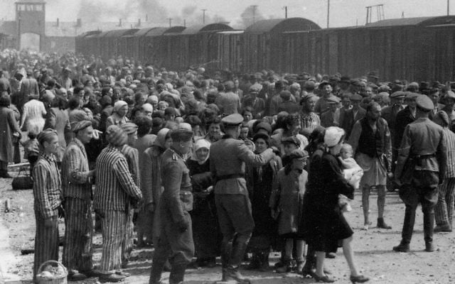 Juifs hongrois sur la Judenrampe (rampe juive) après le débarquement des trains à Auschwitz-Birkenau, mai 1944. Vers la droite ! signifiait que la personne avait été choisie pour travailler ; Vers la gauche ! signifiait la mort dans les chambres à gaz. (Crédit : De l'album d'Auschwitz) Juifs hongrois sur la Judenrampe (rampe juive) après le débarquement des trains à Auschwitz-Birkenau, mai 1944. Vers la droite ! signifiait que la personne avait été choisie pour travailler ; Vers la gauche ! signifiait la mort dans les chambres à gaz. (Crédit : De l'album d'Auschwitz)