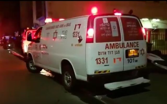La scène d'un incendie dans le sud de Tel Aviv, le 1er novembre 2016. (Crédit : capture d'écran YouTube)