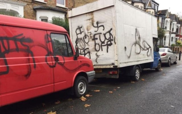 Un camion tagué avec une croix gammée ou des insultes dans un quartier hassidique de Londres, le 14 novembre 2016. (Crédit : Shomrim N.E. London/Twitter) Un camion tagué avec une croix gammée ou des insultes dans un quartier hassidique de Londres, le 14 novembre 2016. (Crédit : Shomrim N.E. London/Twitter)