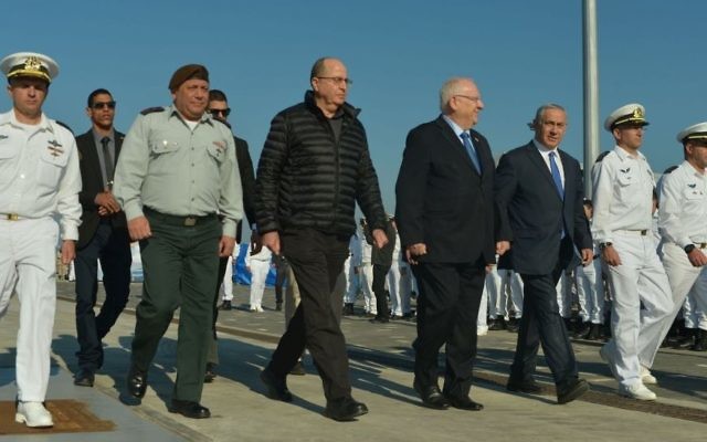 Le chef d'État-major Gadi Eizenkot, Moshe Yaalon, alors ministre de la Défense, le président Reuven Rivlin et le Premier ministre Benjmain Netanyahu à l'inauguration du nouveau sous-marin "Rahav" à Haïfa le 12 janvier 2016. (Crédit : Kobi Gideon/GPO) Le chef d'État-major Gadi Eizenkot, Moshe Yaalon, alors ministre de la Défense, le président Reuven Rivlin et le Premier ministre Benjmain Netanyahu à l'inauguration du nouveau sous-marin "Rahav" à Haïfa le 12 janvier 2016. (Crédit : Kobi Gideon/GPO)