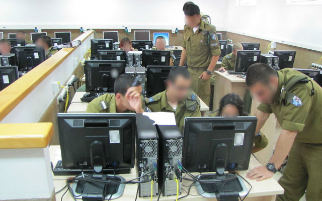 Elèves officiers du cours de l'unité de cyber-défense de l'armée israélienne, le 10 juin 2013. Illustration. (Crédit : unité des portes-paroles de l'armée israélienne) Elèves officiers du cours de l'unité de cyber-défense de l'armée israélienne, le 10 juin 2013. Illustration. (Crédit : unité des portes-paroles de l'armée israélienne)