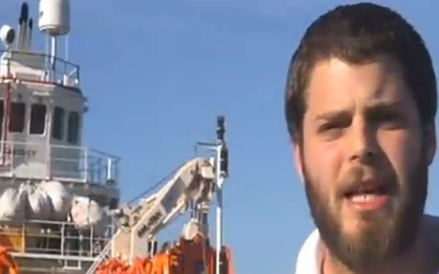 Israel Papa, secouriste de Magen David Adom, a passé cinq semaines sur un bateau de la Croix Rouge qui sauve des réfugiés en Méditerranée, en novembre 2016. (Crédit : capture d'écran Deuxième chaîne) Israel Papa, secouriste de Magen David Adom, a passé cinq semaines sur un bateau de la Croix Rouge qui sauve des réfugiés en Méditerranée, en novembre 2016. (Crédit : capture d'écran Deuxième chaîne)