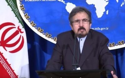 Le porte-parole du ministère iranien des Affaires étrangères, Bahram Ghassemi, pendant une conférence de presse à Téhéran, le 22 août 2016. (Crédit : capture d'écran YouTube)