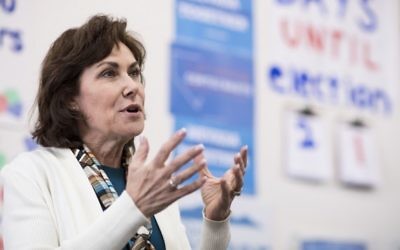Jacky Rosen, présidente de la synagogue et candidate démocrate pour le 3ème district du Nevada s'adresse aux bénévoles de la campagne dans les quartiers généraux des démocrates du Nevada, au sud-ouest de Los Angeles, le 18 octobre 2016. (Crédits : Bill Clark/CQ Roll Call via JTA)
