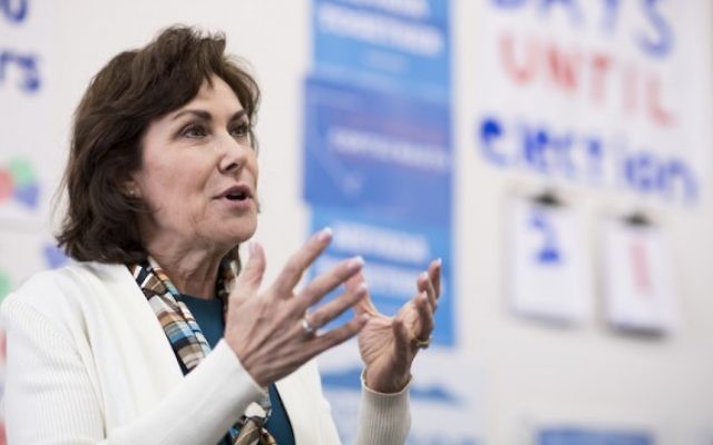 Jacky Rosen, présidente de la synagogue et candidate démocrate pour le 3ème district du Nevada s'adresse aux bénévoles de la campagne dans les quartiers généraux des démocrates du Nevada, au sud-ouest de Los Angeles, le 18 octobre 2016. (Crédits : Bill Clark/CQ Roll Call via JTA) Jacky Rosen, présidente de la synagogue et candidate démocrate pour le 3ème district du Nevada s'adresse aux bénévoles de la campagne dans les quartiers généraux des démocrates du Nevada, au sud-ouest de Los Angeles, le 18 octobre 2016. (Crédits : Bill Clark/CQ Roll Call via JTA)