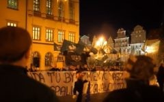 L'effigie d'un juif orthodoxe est incendiée pendant un rassemblement anti-islam en Pologne, en novembre 2015. (Crédit : capture d'écran YouTube)