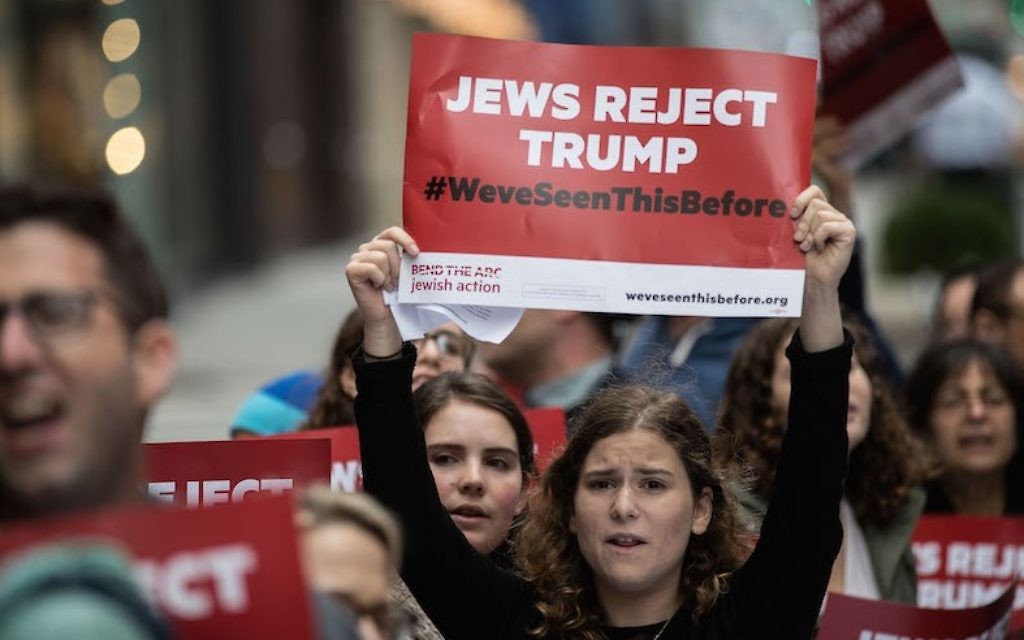 Des manifestants devant la Trump Tower sur la Cinquième Avenue de New York, l29 septembre 2016. (Crédit : Drew Angerer/Getty Images/JTA) Des manifestants devant la Trump Tower sur la Cinquième Avenue de New York, l29 septembre 2016. (Crédit : Drew Angerer/Getty Images/JTA)