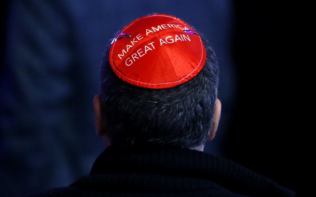 Un homme manifeste son soutien à Donald Trump sur sa kippa le soir de l'élection, à New York, le 8 novembre 2016. ( Crédits : Jessica Rinaldi/The Boston Globe via Getty Images)