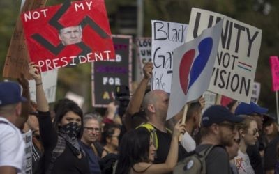 Des manifestants réagissent à l'élection de Donald Trump le 12 novembre 2016 à Los Angeles, Californie. (Crédits : David McNew/Getty Images/AFP)