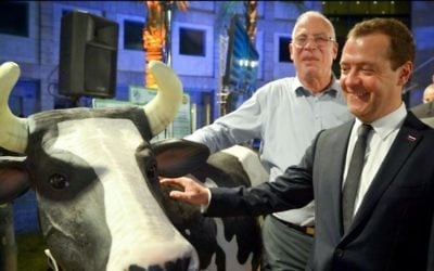 Le Premier ministre russe Dimitri Medvedev (à droite) avec le ministre de l'Agriculture et du Développement rural Uri Ariel lors d'une visite au Volcani Institute, le 10 novembre 2016. (Crédit : Flash90))