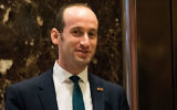 Stephen Miller dans le hall de la Trump Tower à New York, le 11 novembre 2016. (Crédit : Drew Angerer/Getty Images via JTA)