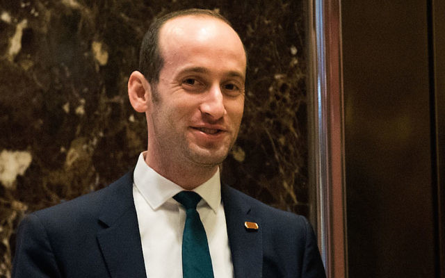 Stephen Miller dans le hall de la Trump Tower à New York, le 11 novembre 2016. (Crédit : Drew Angerer/Getty Images via JTA)
