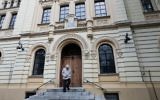 L'entrée de la synagogue Nozyk, à Varsovie, en Pologne, la seule synagogue de la ville qui a survécu à la Seconde Guerre mondiale. Construite entre 1898 et 1902 et restaurée après la guerre, elle est toujours utilisée aujourd'hui, et accueille la communauté juive de Varsovie ainsi que d'autres organisations juives. (Crédit : Flash90)