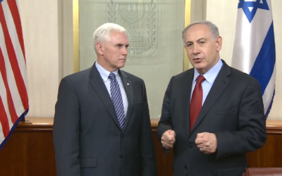 Le Premier ministre Benjamin Netanyahu, à droite, avec Mike Pence, alors gouverneur de l'Indiana, dans le bureau de Netanyahu à Jérusalem, le 29 décembre 2014. (Crédit : Facebook/Premier ministre d'Israël/GPO)