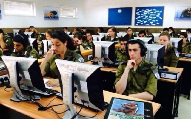 Des étudiants de l'armée suivent un cours de programmation informatique. (Crédit : autorisation)