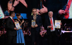 Le fondateur du Limmud FSU, Chaim Chesler, à droite, le maire de Lviv Andriy Sadovyi, au centre, et Roman Kogan assistant à un événement du Limmud à l'opéra de Lviv, le 6 novembre 2016 (Crédit : Boris Bukhman)