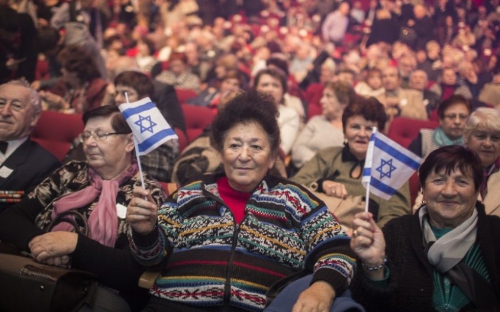 Des immigrants russes lors d'une cérémonie qui marque le 25ème anniversaire de la Grande Alyah de Russie, au Jerusalem Convention Center, le 24 décembre 2015. (Crédits : Hadas Parush/Flash90) Des immigrants russes lors d'une cérémonie qui marque le 25ème anniversaire de la Grande Alyah de Russie, au Jerusalem Convention Center, le 24 décembre 2015. (Crédits : Hadas Parush/Flash90)