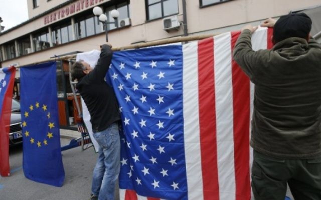 Les habitants de Sevnica, la ville de natale de Melania Trump, femme du président élu Donald Trump, accrochent un drapeau américain et célèbrent la victoire de Donald Trump dans la course à la Maison Blanche, le 9 novembre 2016. ( Crédits : AFP/Jure MAKOVEC)
