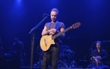 Le musicien anglais Sting sur la scène du Bataclan, un an après les attentats de Paris de novembre 2015, marque la réouverture de la salle de concert, le 12 novembre 2016. (Crédit : David Wolff Patrick/Universal Music France)