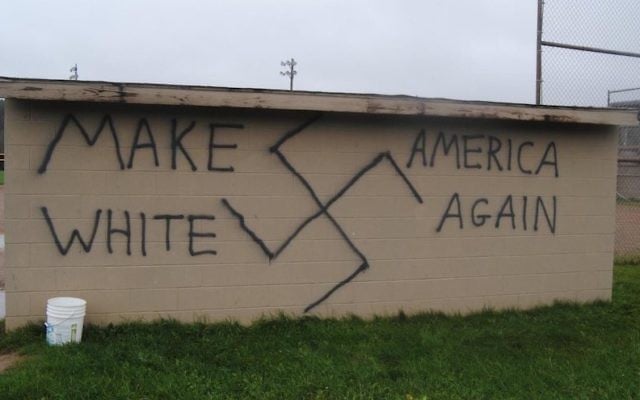 Graffiti nazi trouvé dans la ville de Wellsville, New York, le jour où Donald Trump a remporté l'élection présidentielle, le 9 novembre 2016. (Crédit : Twitter/JTA) Graffiti nazi trouvé dans la ville de Wellsville, New York, le jour où Donald Trump a remporté l'élection présidentielle, le 9 novembre 2016. (Crédit : Twitter/JTA)